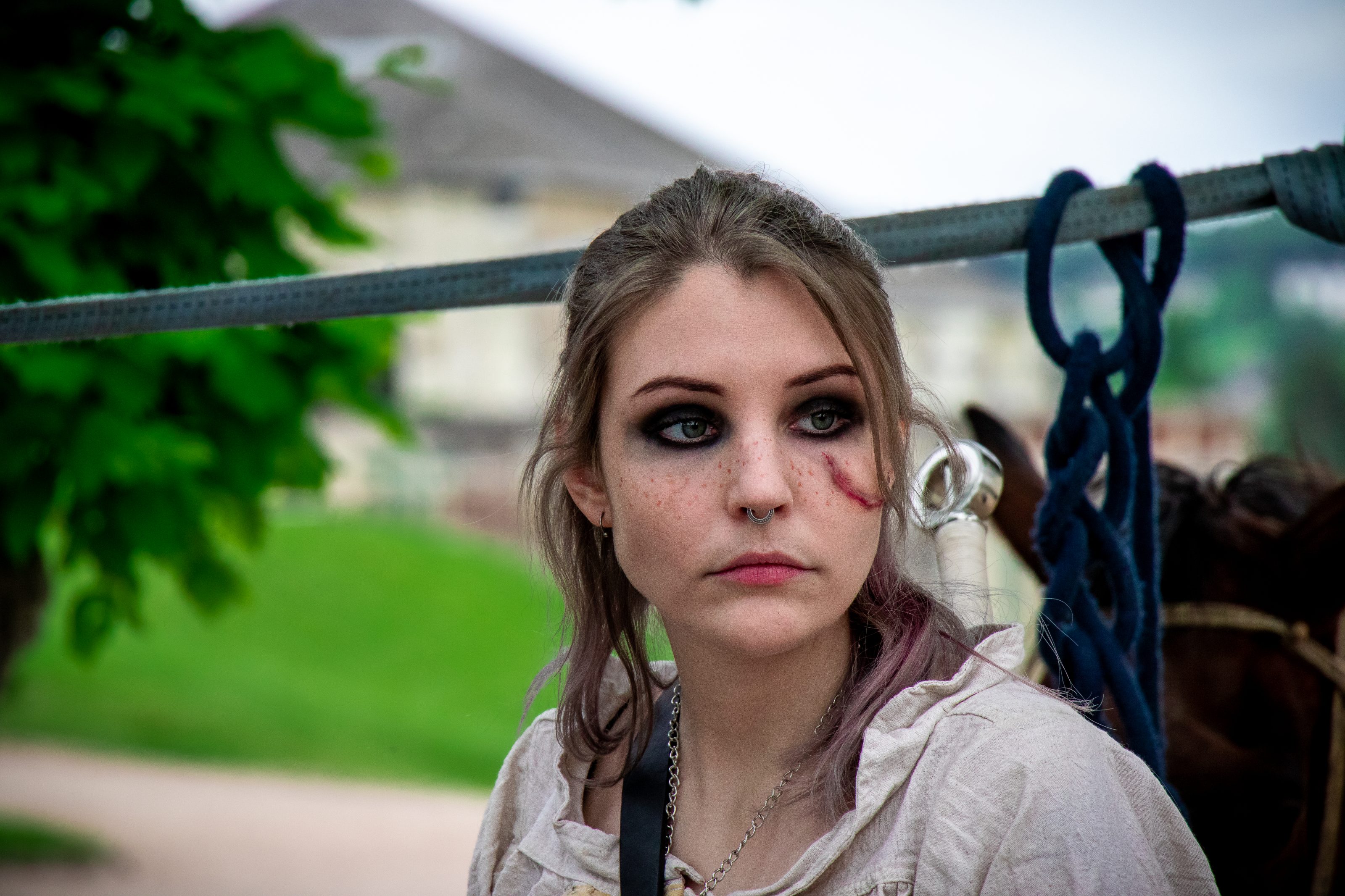 Jeel en cosplay de Ciri, personnage de The Witcher.