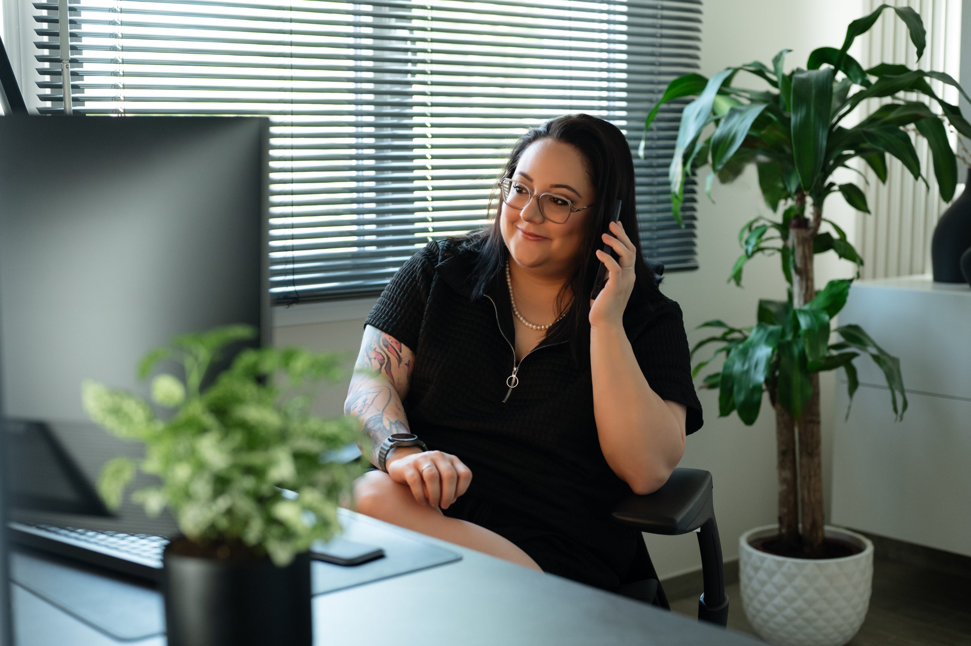 Mégane Pisani en call professionnel dans son bureau - accompagnement stratégique des créateurs