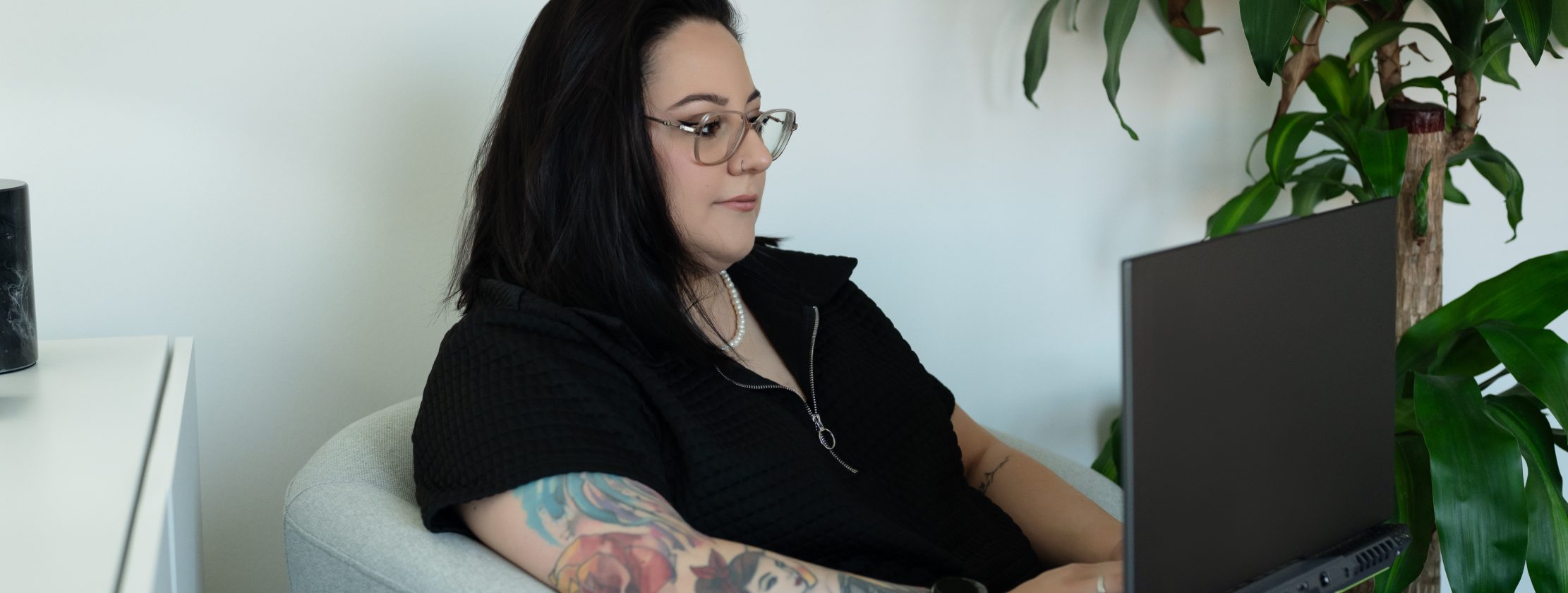 Mégane Pisani en séance de travail sur ordinateur - consulting en stratégie d’influence