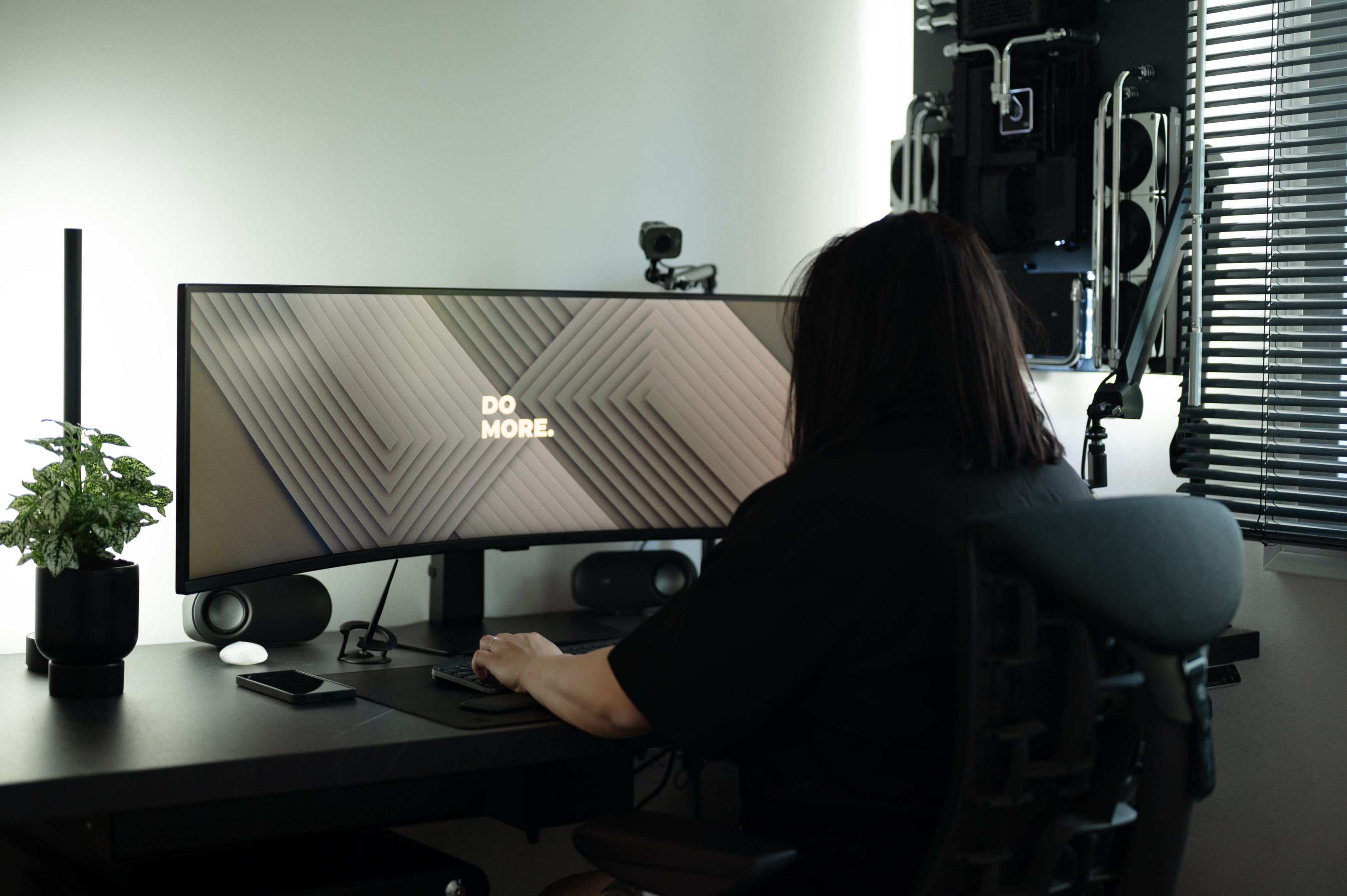 Mégane Pisani à son bureau devant un écran ultra-large - expertise digitale et rigueur professionnelle