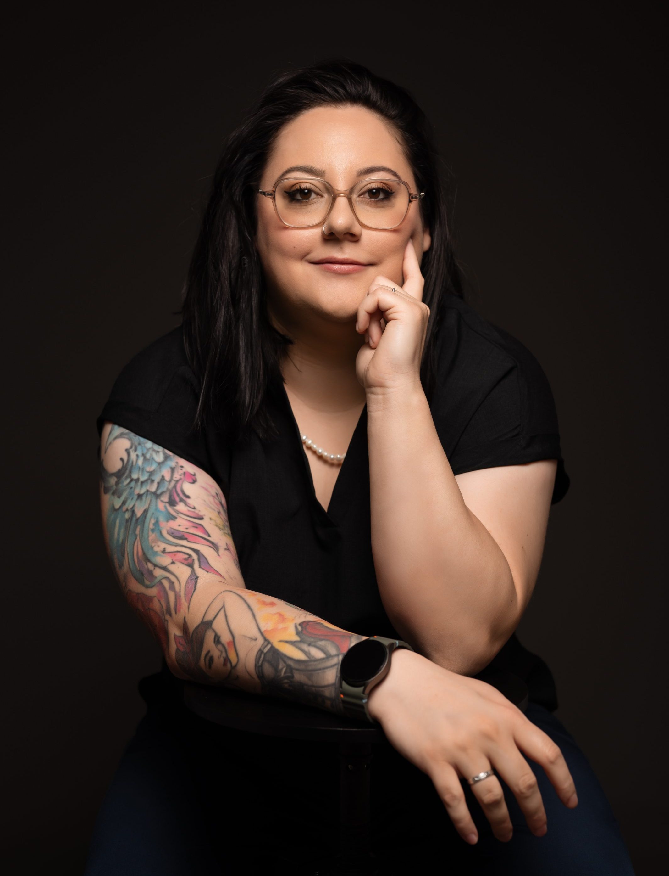 Mégane Pisani, agent d'influenceurs indépendante en posture affirmée, portrait professionnel sur fond noir