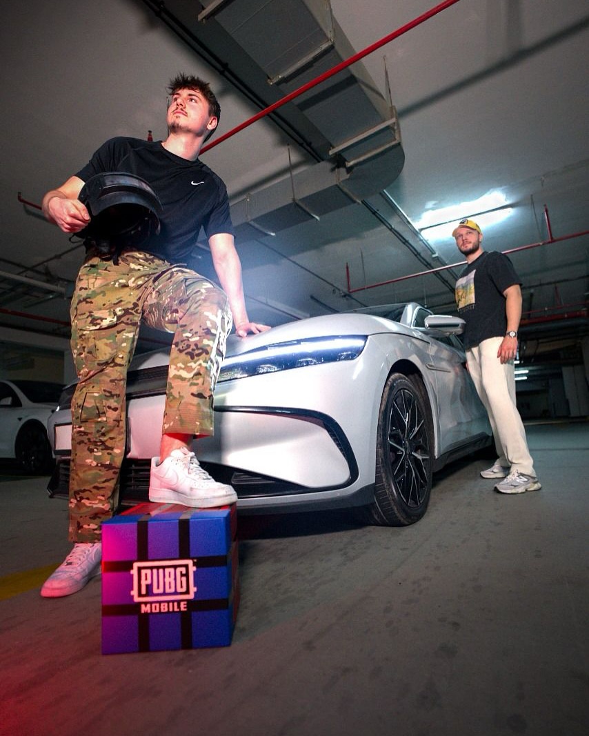 Unchained et Kevko posent avec une voiture et un caisson PUBG Mobile pour une opération spéciale