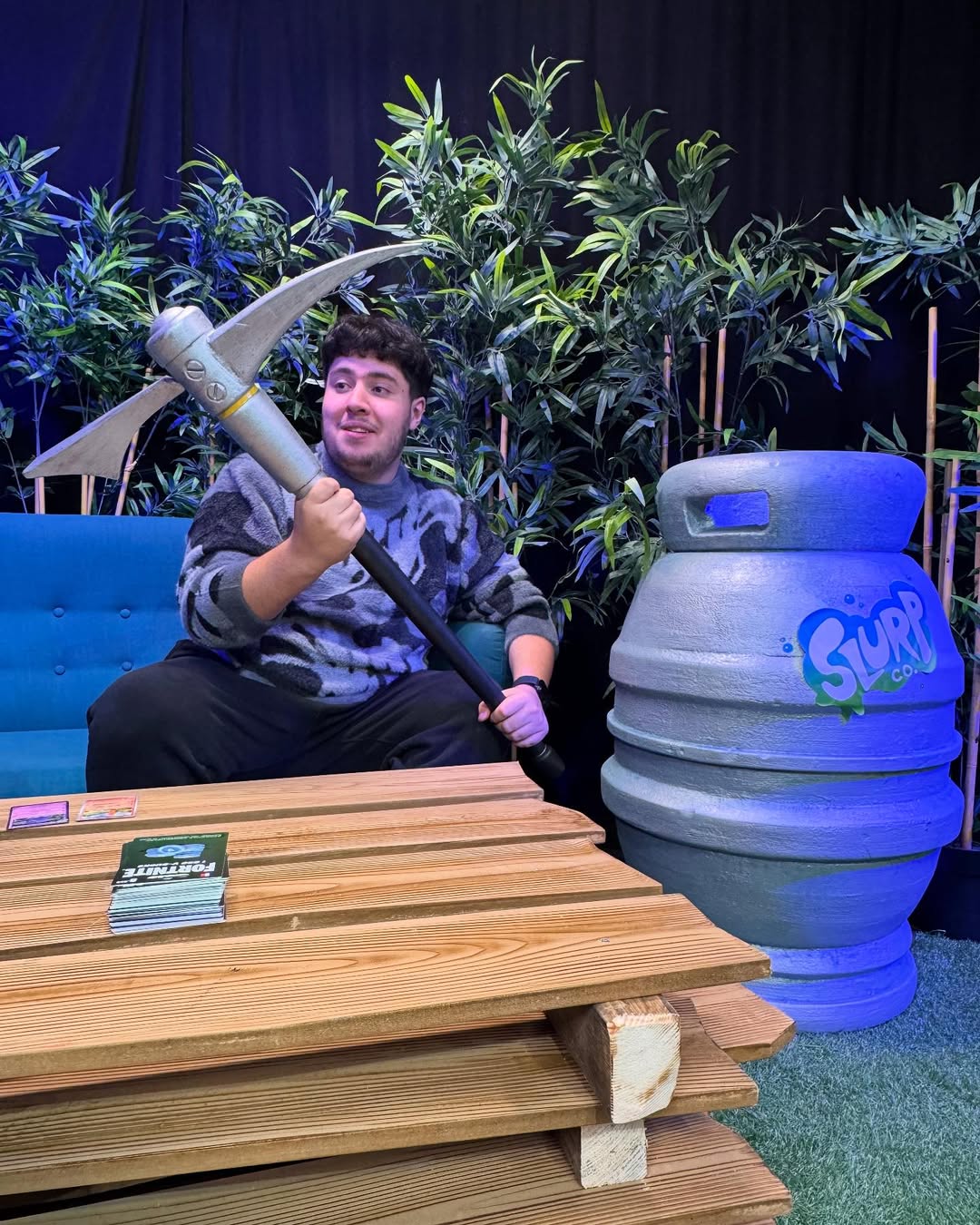 Jinskow tenant une pioche géante Fortnite à côté d’un baril Slurp