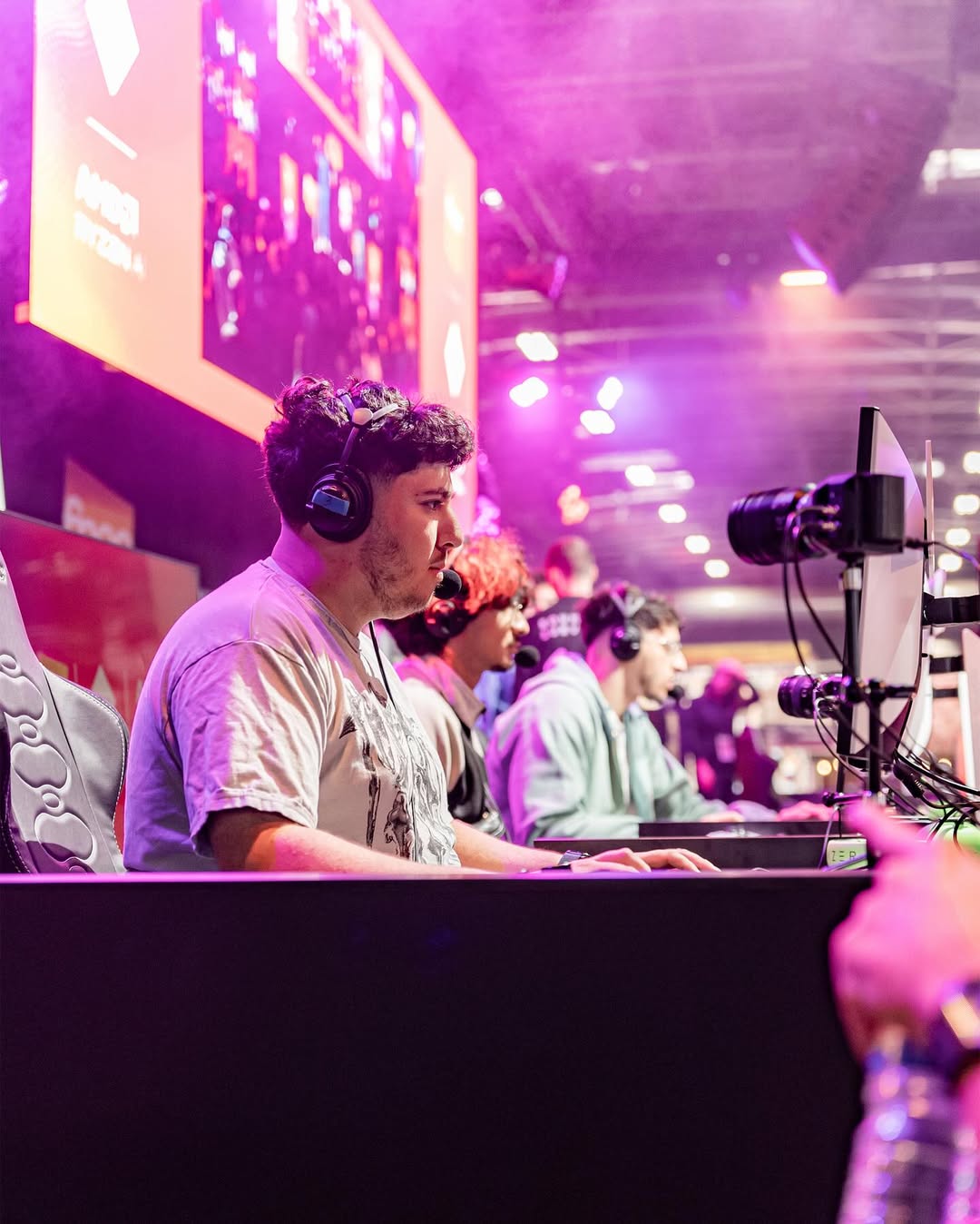 Jinskow concentré en pleine partie sur scène, entouré d’autres joueurs lors du show Fnac x AMD à la PGW