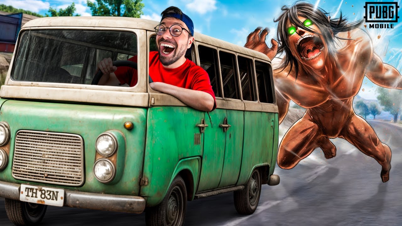 Falmo, hilare au volant d’un vieux van vert, est poursuivi par un Titan de l’Attaque des Titans dans PUBG Mobile